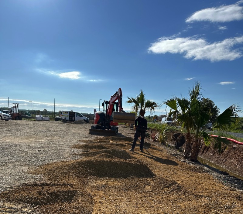  Terrassement chez un professionnel  à Portiragnes pour poser de l’enrobé à chaud sur son parking de restaurant. 
