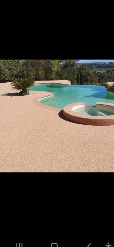 pose béton désactivé autour d’un piscine à proximité de Montpellier 