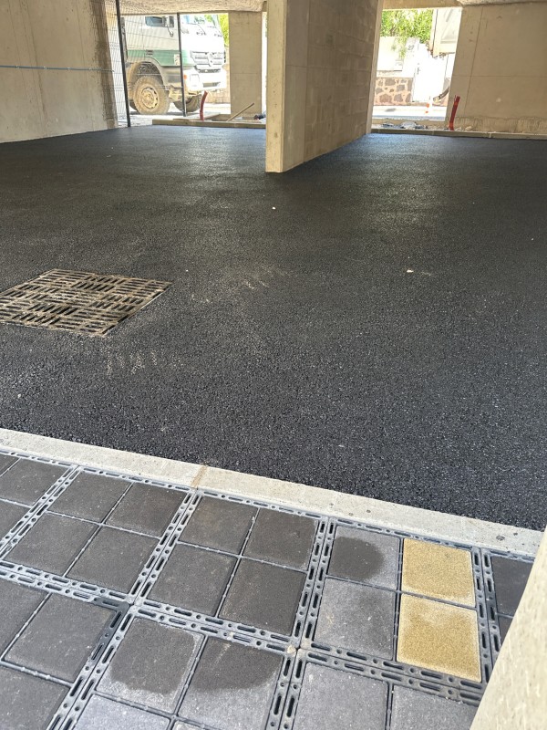 pose enrobé à chaud et goudronner un parking dans un sous-sol à Agde 34300